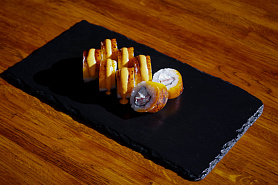 Ролл в чеддере с беконом