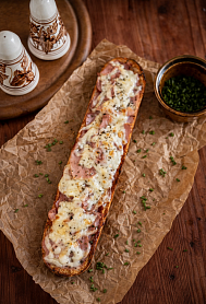 Французская пицца с ветчиной