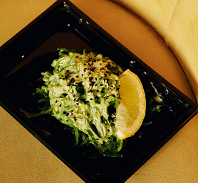 Чука салат с кунжутно-ореховым соусом