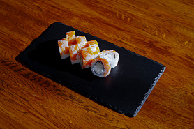 Ролл с тартаром из лосося и креветки