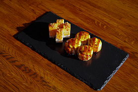 Запеченная филадельфия татаки с грушей 