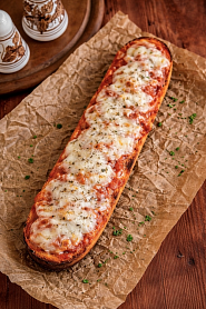 Чесночная французская пицца с пеперони